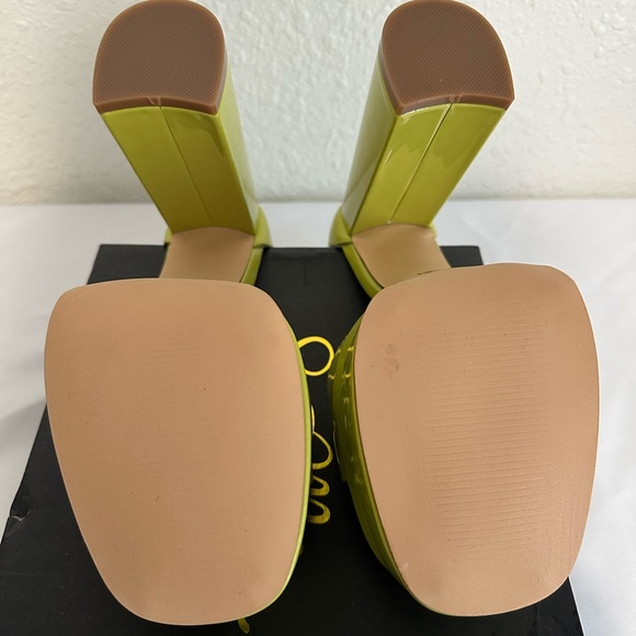Lime green heels size 10 - Picture 7 of 7